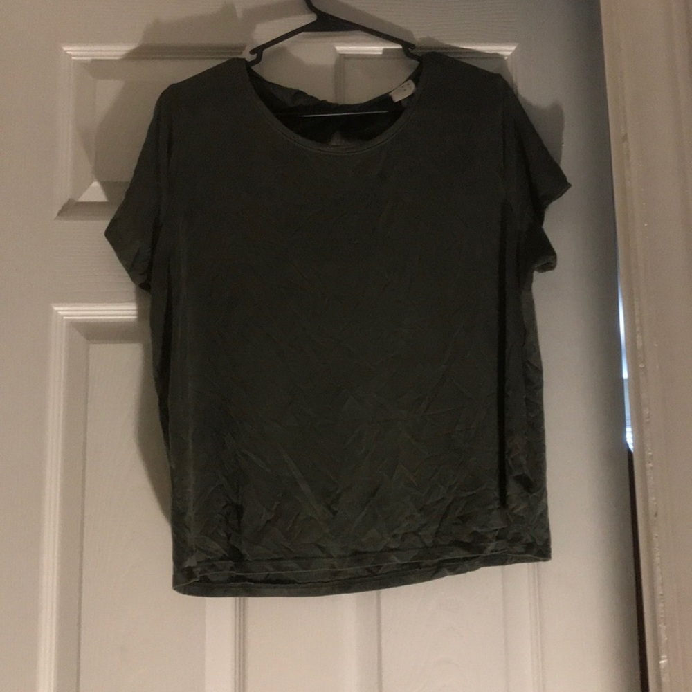 Green short sleeve top.